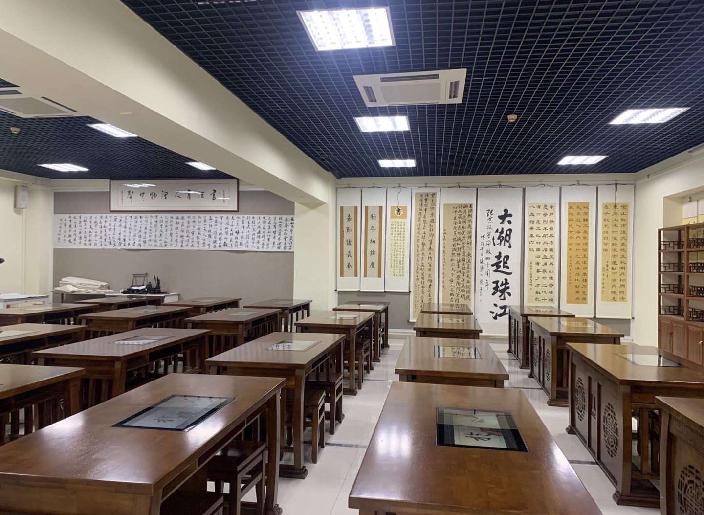 <a href='http://www.ea-led.com/chanpin/57-1.html' target='1' style='font-size:18px; font-weight:bold; color:#000000;'>書法室</a>