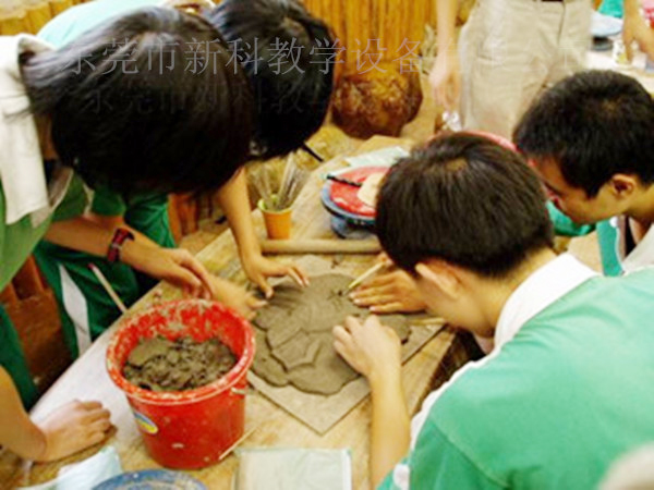 <a href='http://www.ea-led.com/chanpin/55-1.html' target='1' style='font-size:18px; font-weight:bold; color:#000000;'>陶藝功能室</a>2