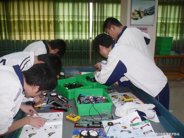 <a href='http://www.ea-led.com/chanpin/60-1.html' target='1' style='font-size:18px; font-weight:bold; color:#000000;'>機器人功能室</a>2