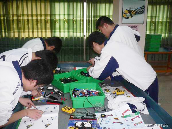 <a href='http://www.ea-led.com/chanpin/60-1.html' target='1' style='font-size:18px; font-weight:bold; color:#000000;'>機器人功能室</a>
